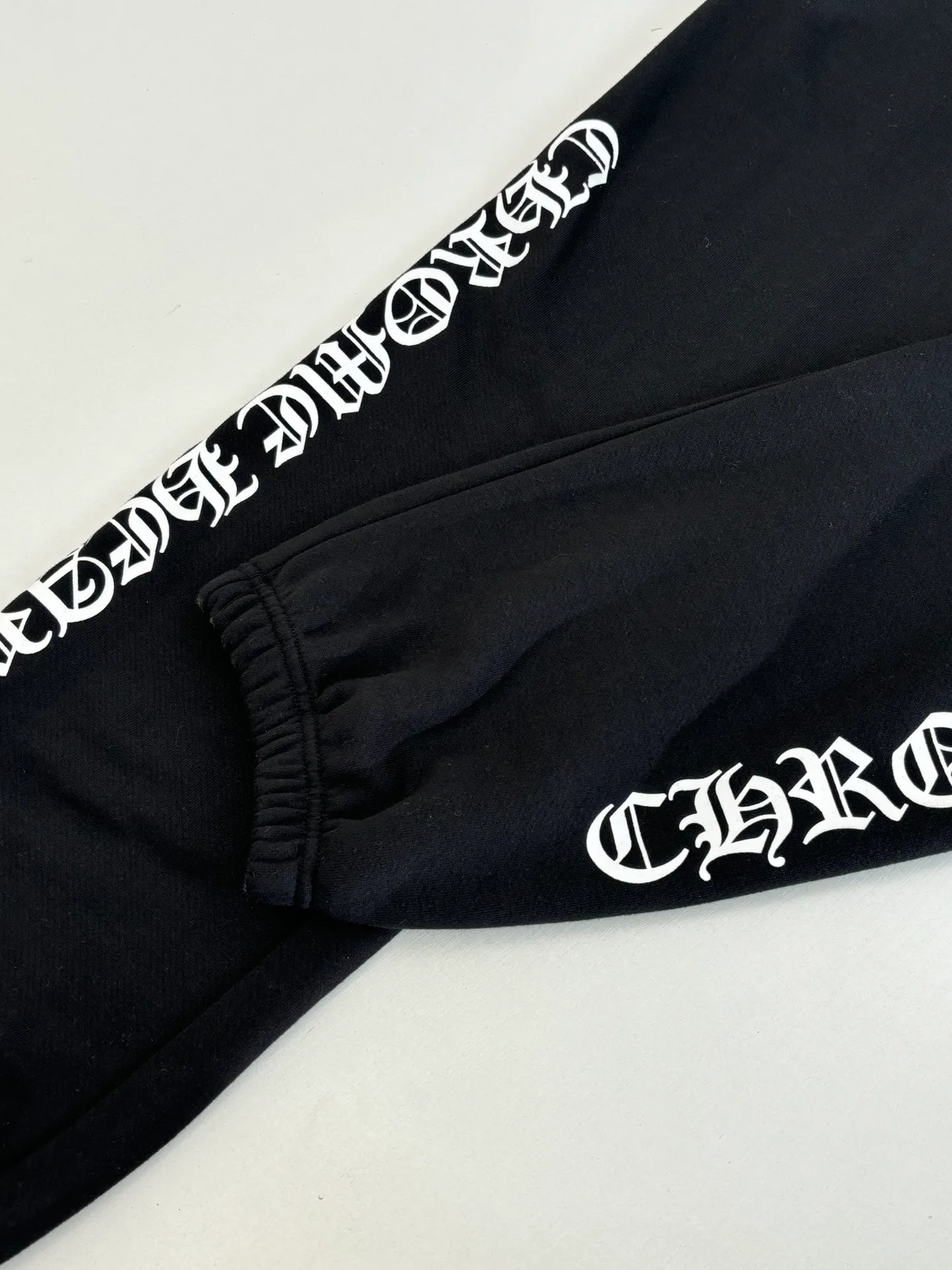 P366 Chrome Heart*/Chrome Heart Ch Sanskrit black loose-fitting leggings sweatpants. Made of high-weight velvet cotton fabric, which combines warmth and crisp texture. The version is the popular "wide at the top and narrow at the bottom" leggings silhouette. It is equipped with a drawstring waistband, double side pockets and back pockets. While maintaining a casual street feel, it highlights the tonality of luxury items through high-tech printing and fabric texture. Size: S/M/L